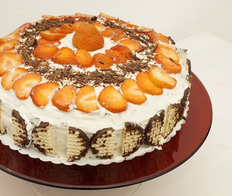 Mohrenkopftorte mit frischen Erdbeeren