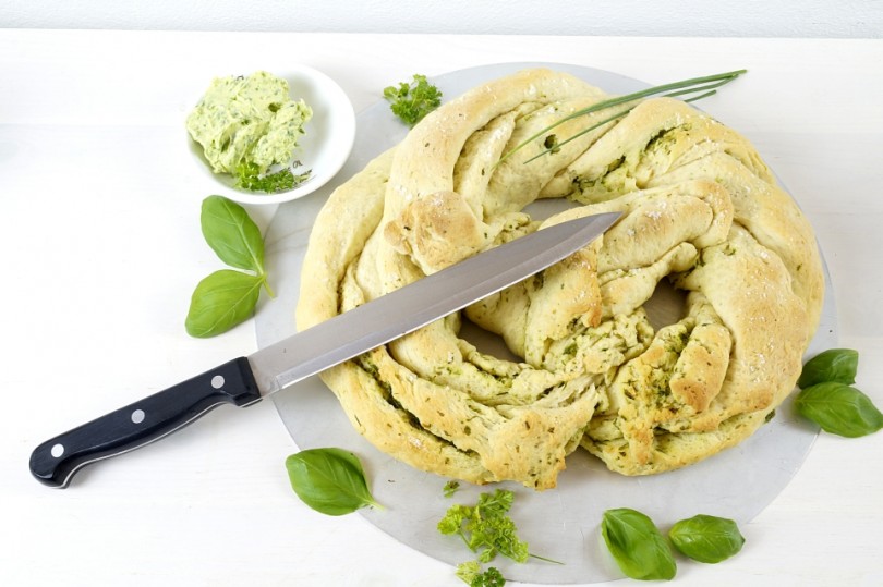 knusprige und salzige Kräuterbutterbrezel