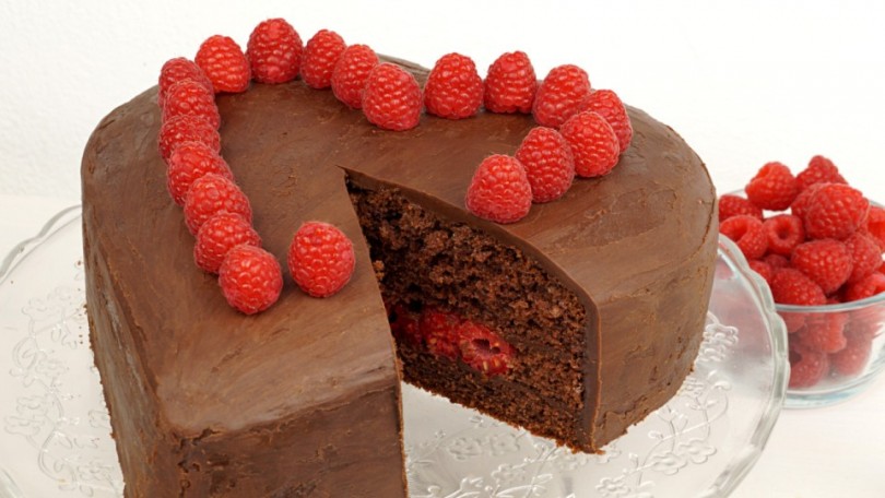 Schokoladenherz mit Himbeeren