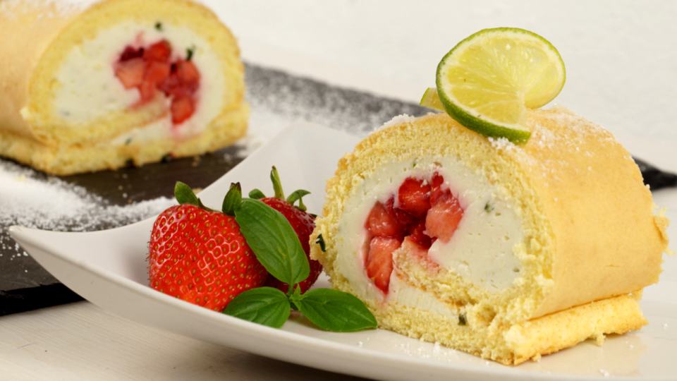 Erdbeerbiskuitrolle mit Limettenbasilikumcreme – EvasBackparty
