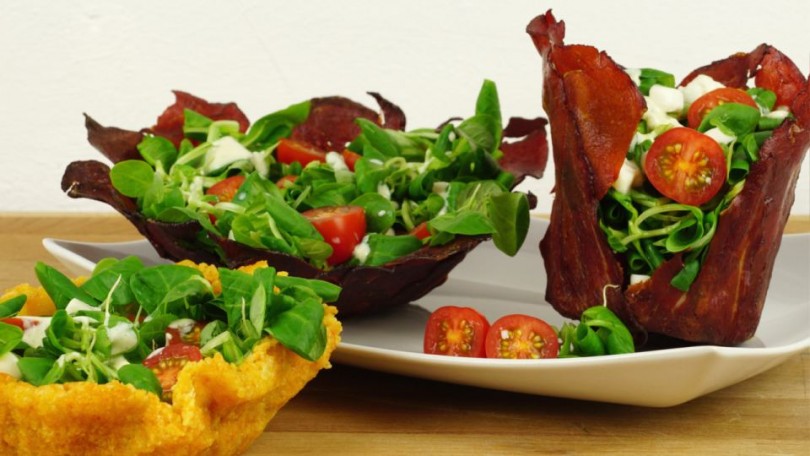 essbare Salatschalen / Tomaten Mozzarella Salat